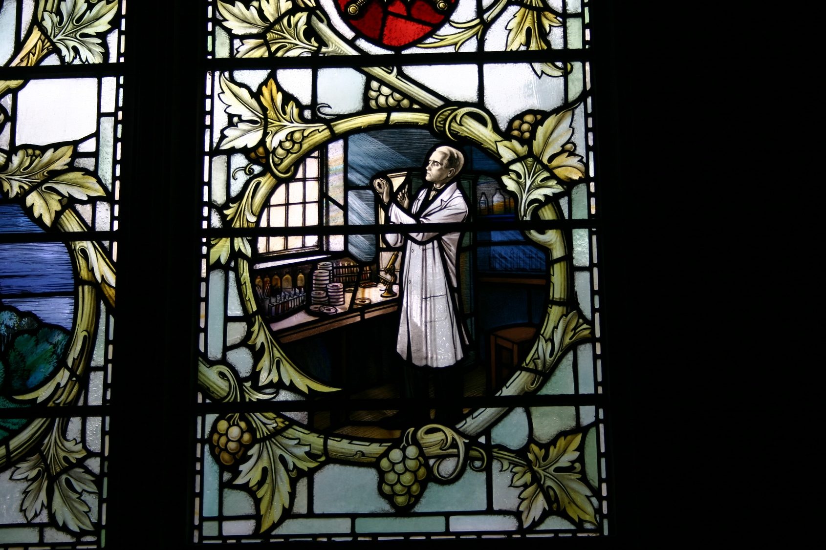 Alexander%20Fleming%27s%20stained%20glass%20window%2C%20St%20James%20Church%2C%20Paddington%2C%20London%20-%2005.JPG